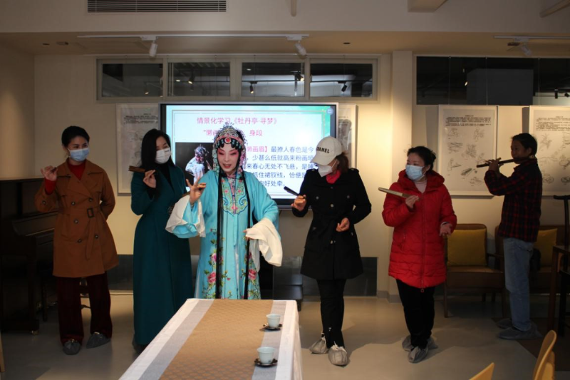 现场观众跟着老师学唱昆曲.jpg