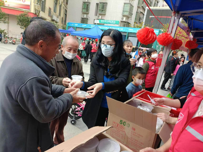 给居民派发汤圆.jpg
