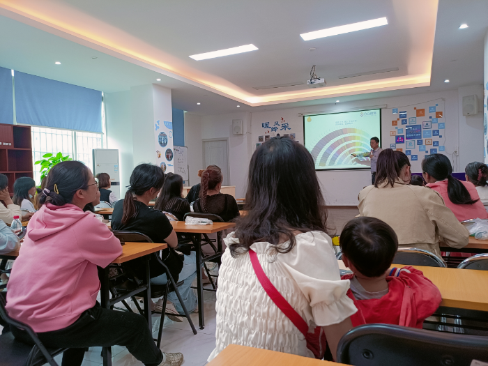 社区居民认真聆听健康讲座.jpg