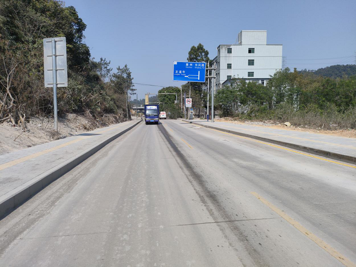 重拳整治道路坑洼，筑牢通行安全防线1.png