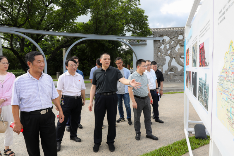 1.参观《水与城》图片展.png