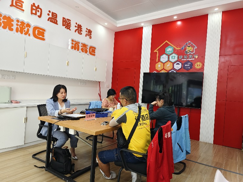“暖蜂工作站”上线——龙岗区司法局给快递外卖员的权益保护增添“法”码 (2).jpg