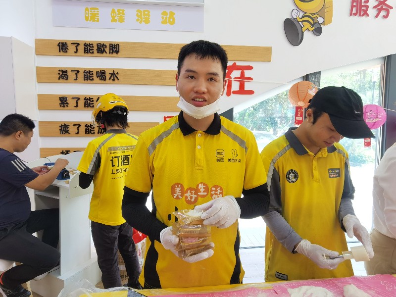 5快递小哥单人照.jpg
