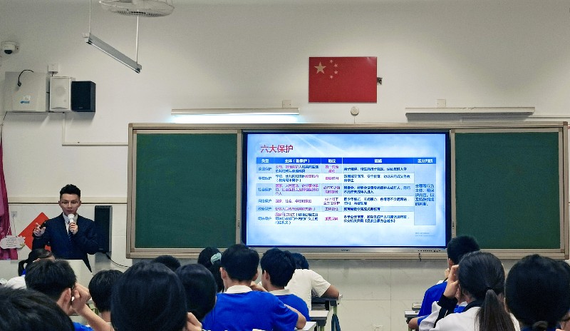 公益律师进道法课堂.jpg