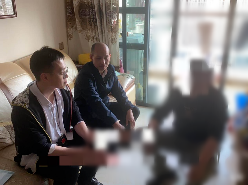 司法所工作人员上门走访.png
