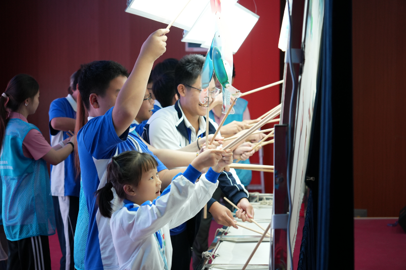 学生踊跃参与皮影戏互动体验.jpg