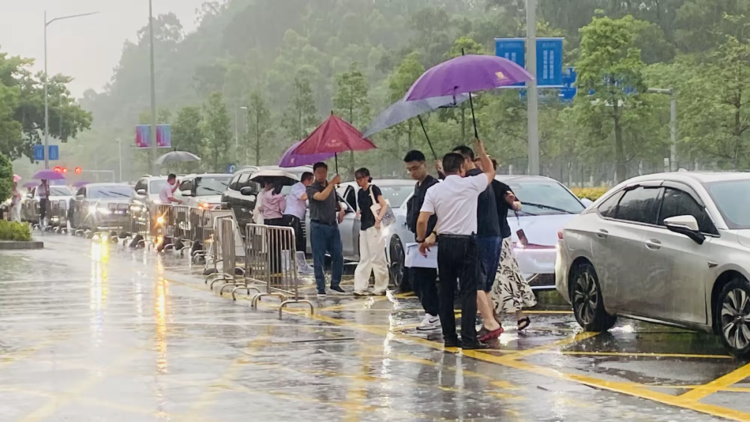 20250625暴雨骄阳淬精兵 安保守护显担当 ——龙岗区保安公司为学子保驾护航-4.png